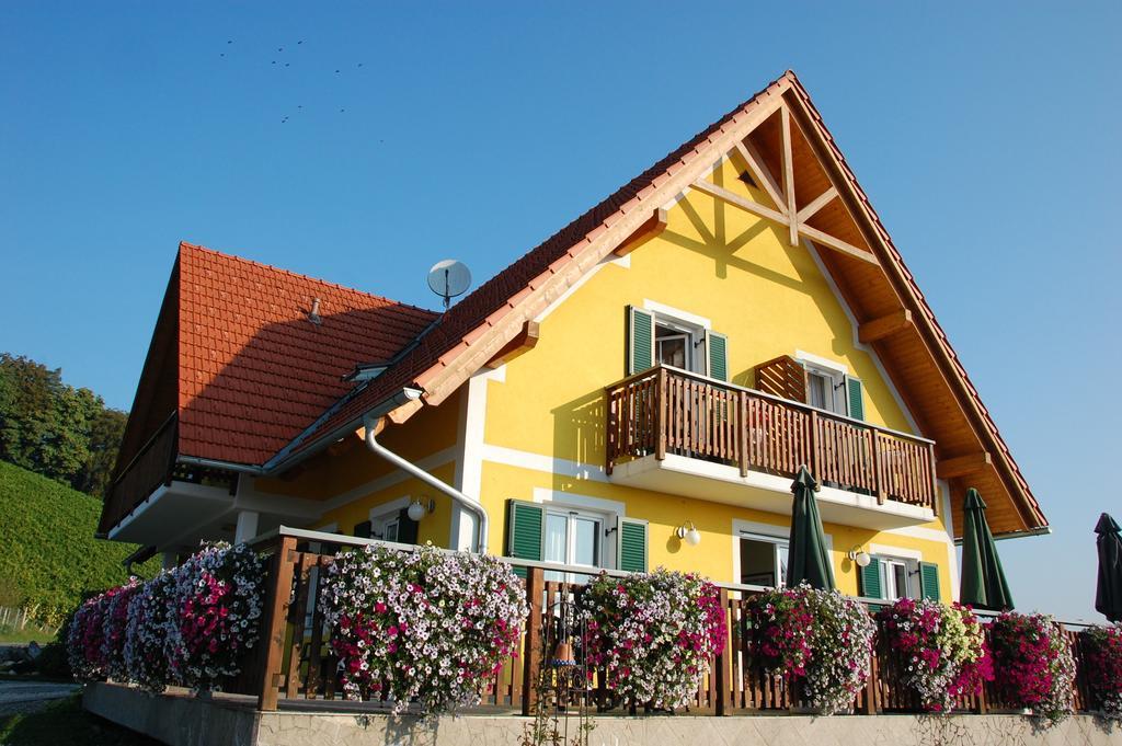 Weingut-Gaestehaus Birnstingl 게믈리츠 객실 사진